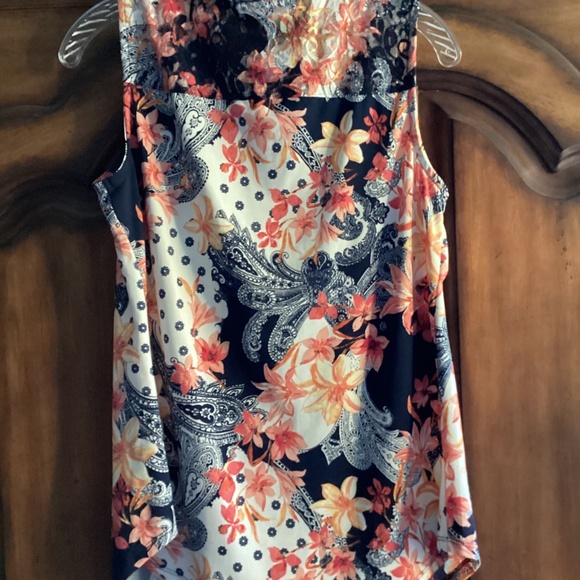 Beautiful polyester top size small - Picture 5 of 6